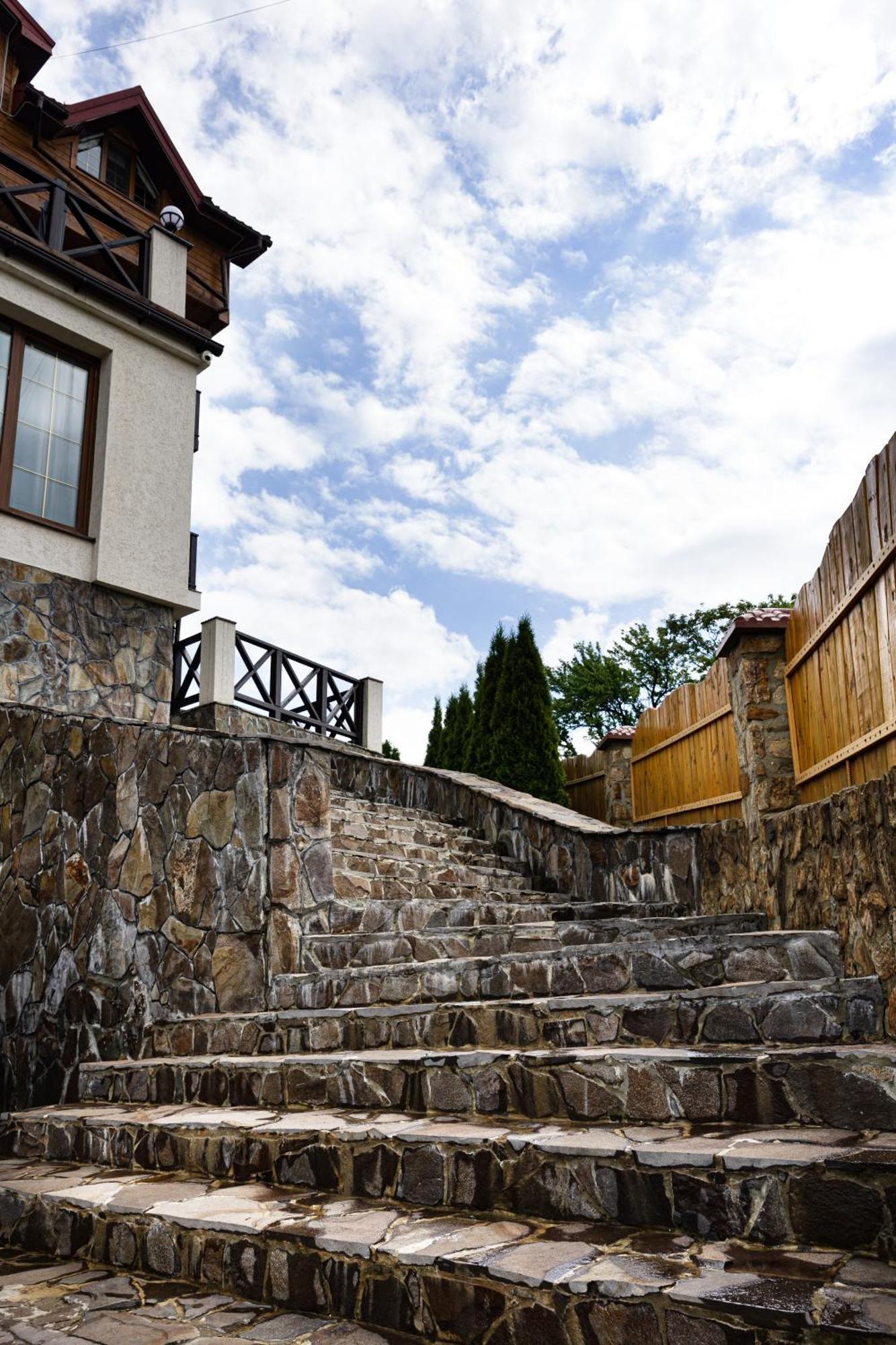 Svoi Hotel Palyanytsya Exterior photo